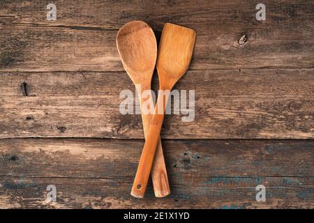 Natürliche Holzküchenspatel auf einem hölzernen Hintergrund. Stockfoto