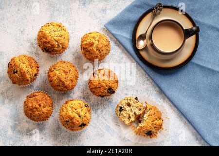 Hausgemachte Chiasamen und Cranberry-Muffins. Stockfoto