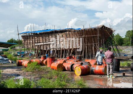 Tamil Nadu, Indien - Dezember 2020: Bau einer Art Arche Noahs in einem Schiffswerft Stockfoto