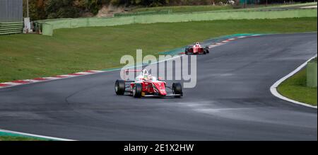 Vallelunga, Italien 5. dezember 2020, Aci Rennwochenende. Rennwagen Einsitzer Formel in Aktion an der Wende auf nassen Asphalt Rennstrecke Stockfoto