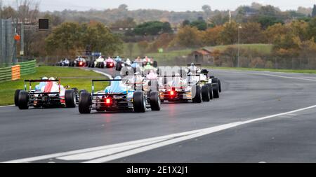 Vallelunga, Italien 5. dezember 2020, Aci Rennwochenende. Rückansicht von Motorsport-Rennsportwagen wenige Sekunden nach Rennstart, Formel-Autos mit Stockfoto