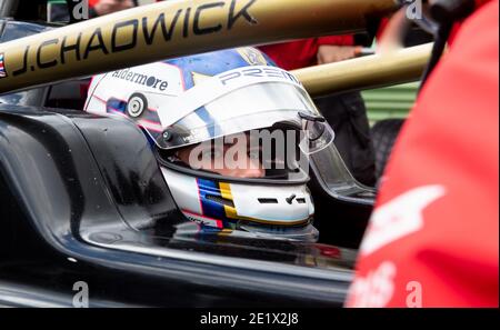 Vallelunga, Italien 5. dezember 2020, Aci Rennwochenende. Seitenansicht Nahaufnahme Porträt von Formel-Auto-Rennfahrer im Cockpit mit Helm Stockfoto