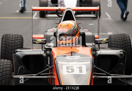 Vallelunga, Italien 5. dezember 2020, Aci Rennwochenende. Vorderansicht Porträt von Formel-Auto-Rennfahrer im Cockpit mit Helm Stockfoto