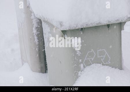 Recycling Symbol in Mülleimer in Madrid mit Schnee bedeckt durch Filomena Sturm. Graue Dose. Stockfoto