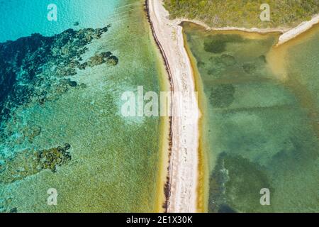 Schöne natürliche Brücke an der Adria auf der Insel Dugi Otok in Kroatien, Drohne Luftaufnahme von oben Stockfoto