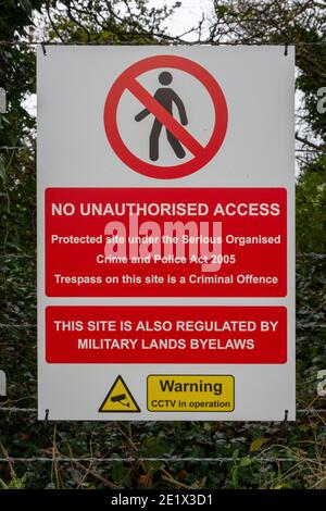 Schild „No Unauthorized Access“ am Rand des Militärlandes auf der Salisbury Plain, Wiltshire, Großbritannien. Stockfoto