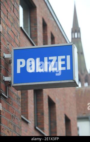 Demmin, Deutschland. Januar 2021. Ein Schild mit der Aufschrift "Polizei" hängt an einer Polizeistation. Einwohner Mecklenburg-Vorpommerns müssen seit 10.01.2021 auf strengere Corona-Maßnahmen vorbereitet sein. Dazu gehören beispielsweise strengere Kontaktbeschränkungen. Die Mecklenburgische Seenplatte ist die erste Gemeinde im Bundesland Corona-Hochrisikogebiet. Quelle: Stefan Sauer/dpa-Zentralbild/dpa/Alamy Live News Stockfoto