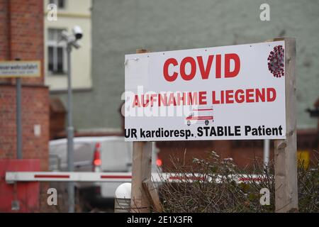 Demmin, Deutschland. Januar 2021. Auf dem Gelände des Krankenhauses steht ein Schild mit der Aufschrift 'Covid'. Mecklenburg-Vorpommerns Einwohner mussten sich seit 10.01.2021 strengeren Corona-Maßnahmen anpassen. Dazu gehören beispielsweise strengere Kontaktbeschränkungen. Die Mecklenburgische Seenplatte ist die erste Grafschaft im Bundesland, die ein Corona-Hochrisikogebiet ist. Quelle: Stefan Sauer/dpa-Zentralbild/dpa/Alamy Live News Stockfoto