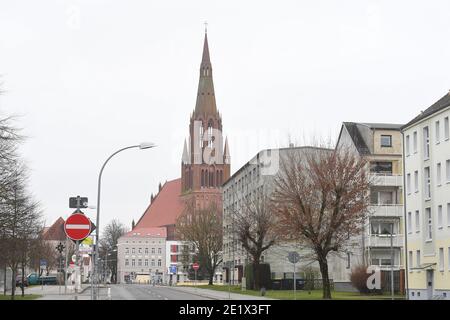 Demmin, Deutschland. Januar 2021. Die Kirche St. Bartholomaei. Einwohner Mecklenburg-Vorpommerns müssen seit 10.01.2021 auf strengere Corona-Maßnahmen vorbereitet sein. Dazu gehören beispielsweise strengere Kontaktbeschränkungen. Die Mecklenburgische Seenplatte ist die erste Gemeinde im Bundesland Corona-Hochrisikogebiet. Quelle: Stefan Sauer/dpa-Zentralbild/dpa/Alamy Live News Stockfoto