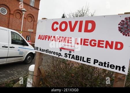 Demmin, Deutschland. Januar 2021. Auf dem Gelände des Krankenhauses steht ein Schild mit der Aufschrift 'Covid'. Mecklenburg-Vorpommerns Einwohner mussten sich seit 10.01.2021 strengeren Corona-Maßnahmen anpassen. Dazu gehören beispielsweise strengere Kontaktbeschränkungen. Die Mecklenburgische Seenplatte ist die erste Grafschaft im Bundesland, die ein Corona-Hochrisikogebiet ist. Quelle: Stefan Sauer/dpa-Zentralbild/dpa/Alamy Live News Stockfoto