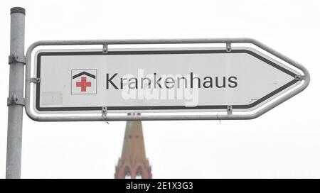 Demmin, Deutschland. Januar 2021. Ein Schild mit der Aufschrift "Krankenhaus" weist den Weg zum Krankenhaus. Einwohner Mecklenburg-Vorpommerns müssen seit 10.01.2021 auf strengere Corona-Maßnahmen vorbereitet sein. Dazu gehören beispielsweise strengere Kontaktbeschränkungen. Die Mecklenburgische Seenplatte ist die erste Grafschaft im Bundesland, die ein Corona-Hochrisikogebiet ist. Quelle: Stefan Sauer/dpa-Zentralbild/dpa/Alamy Live News Stockfoto