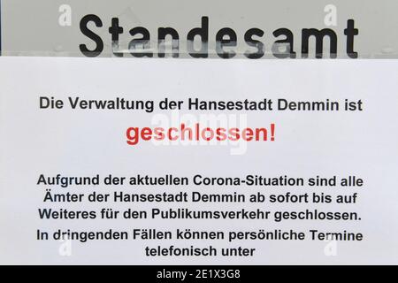 Demmin, Deutschland. Januar 2021. Ein Schild mit der Aufschrift 'Closed !' Hängt an einem Eingang des Rathauses. Einwohner Mecklenburg-Vorpommerns müssen seit 10.01.2021 auf strengere Corona-Maßnahmen vorbereitet sein. Dazu gehören beispielsweise strengere Kontaktbeschränkungen. Die Mecklenburgische Seenplatte ist die erste Gemeinde im Bundesland Corona-Hochrisikogebiet. Quelle: Stefan Sauer/dpa-Zentralbild/dpa/Alamy Live News Stockfoto