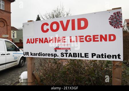 Demmin, Deutschland. Januar 2021. Auf dem Gelände des Krankenhauses steht ein Schild mit der Aufschrift 'Covid'. Mecklenburg-Vorpommerns Einwohner mussten sich seit 10.01.2021 strengeren Corona-Maßnahmen anpassen. Dazu gehören beispielsweise strengere Kontaktbeschränkungen. Die Mecklenburgische Seenplatte ist die erste Grafschaft im Bundesland, die ein Corona-Hochrisikogebiet ist. Quelle: Stefan Sauer/dpa-Zentralbild/dpa/Alamy Live News Stockfoto