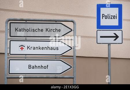 Demmin, Deutschland. Januar 2021. Ein Schild mit der Aufschrift "Krankenhaus" weist den Weg zum Krankenhaus. Einwohner Mecklenburg-Vorpommerns müssen seit 10.01.2021 auf strengere Corona-Maßnahmen vorbereitet sein. Dazu gehören beispielsweise strengere Kontaktbeschränkungen. Die Mecklenburgische Seenplatte ist die erste Grafschaft im Bundesland, die ein Corona-Hochrisikogebiet ist. Quelle: Stefan Sauer/dpa-Zentralbild/dpa/Alamy Live News Stockfoto