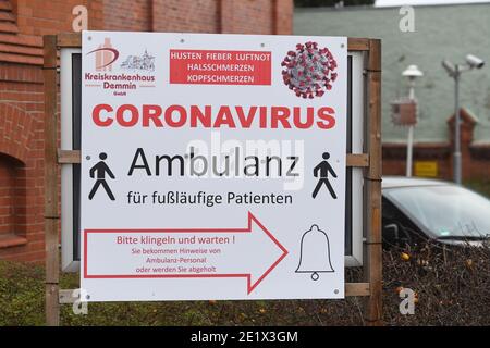 Demmin, Deutschland. Januar 2021. Auf dem Gelände des Krankenhauses steht ein Schild mit der Aufschrift „Coronavirus“. Einwohner Mecklenburg-Vorpommerns müssen seit 10.01.2021 auf strengere Koronamaßnahmen vorbereitet sein. Dazu gehören beispielsweise strengere Kontaktbeschränkungen. Die Mecklenburgische Seenplatte ist die erste Grafschaft des Landes, die ein Corona-Hochrisikogebiet ist. Quelle: Stefan Sauer/dpa-Zentralbild/dpa/Alamy Live News Stockfoto