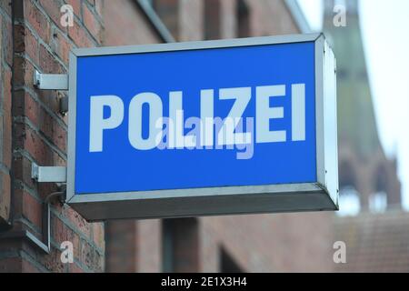 Demmin, Deutschland. Januar 2021. Ein Schild mit der Aufschrift "Polizei" hängt an einer Polizeistation. Einwohner Mecklenburg-Vorpommerns müssen seit 10.01.2021 auf strengere Corona-Maßnahmen vorbereitet sein. Dazu gehören beispielsweise strengere Kontaktbeschränkungen. Die Mecklenburgische Seenplatte ist die erste Gemeinde im Bundesland Corona-Hochrisikogebiet. Quelle: Stefan Sauer/dpa-Zentralbild/dpa/Alamy Live News Stockfoto