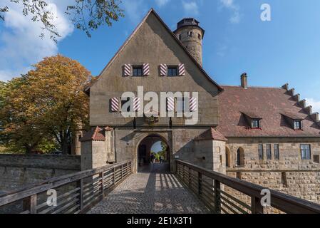 Torhaus mit Brücke über den Graben, Eingangstor zum Schloss Altenburg, Bamberg, Oberfranken, Bayern, Deutschland Stockfoto