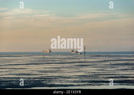 Blick über das Wattenmeer zur Weltschifffahrtsroute Elbe mit Frachtschiffen, Cuxhaven, Niedersachsen, Deutschland Stockfoto