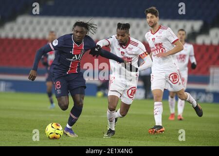 Paris, Frankreich. Januar 2021. Paris SG Forward MOISE KEAN in Aktion während der französischen Meisterschaft Fußball, Ligue 1 Uber isst, zwischen Paris Saint Germain und Brest im Parc des Princes Stadium - Paris Frankreich.aufgrund der COVID 19 Pandemie, Die französische Regierung hat beschlossen, dass alle Sportveranstaltungen ohne Zuschauer gespielt werden und hat eine Ausgangssperre um 20 Uhr auferlegt Paris SG gewann 3-0 Credit: Pierre Stevenin/ZUMA Wire/Alamy Live News Stockfoto