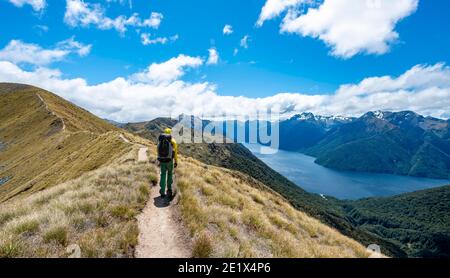 Wanderer auf dem Trail, Blick auf den Südford des Lake Te Anau, Murchison Mountains im Hintergrund, auf dem Trail Kepler Track, Great Walk, Fiordland Stockfoto