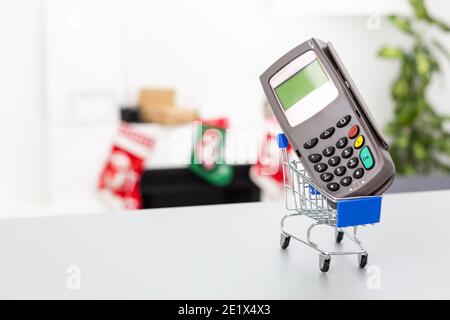 Foto von oben von Einkaufswagen und Kasse Stockfoto