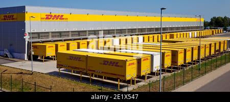 DHL-Container im Logistikzentrum, Paketzentrum, Deutsche Post DHL, Rheinsberg, Nordrhein-Westfalen, Deutschland Stockfoto