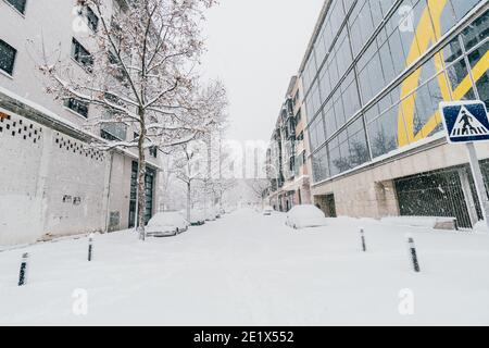 Madrid, Spanien - Januar 2021: Eine der Straßen in der Hauptstadt von Spanien mit Schnee bedeckt durch Filomena Sturm. Stockfoto