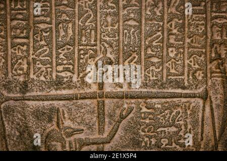 Geringe Schärfentiefe (selektiver Fokus) und Nahaufnahmen mit ägyptischen Hieroglyphen auf einer historischen Nachbildung. Stockfoto