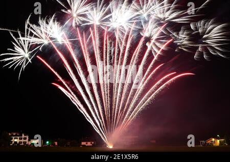 Riesiges helles Feuerwerk in der Nacht Stockfoto