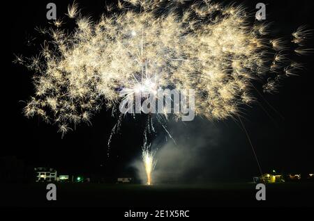 Riesige helle schöne Feuerwerk in der Nacht Stockfoto