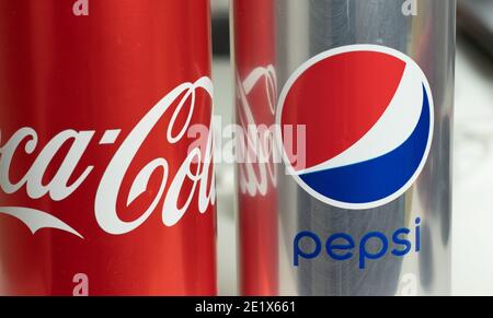 Moskau, Russland - 5. Dezember 2020: Coca-Cola Dose und Pepsi Drink Logo close-up, Cola Drink Company, illustrative Editorial. Stockfoto
