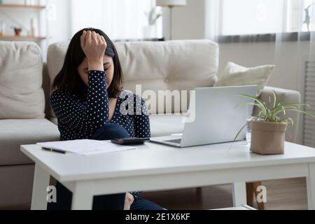 Unglücklich junge koreanische Frau Gefühl über nicht genug Geld gestresst. Stockfoto