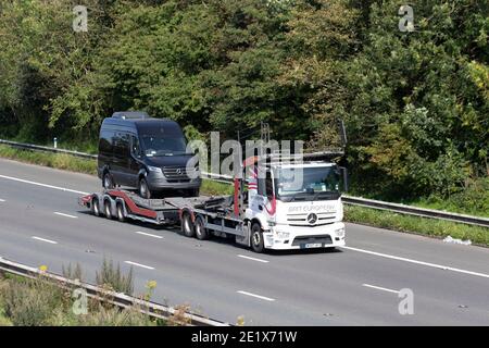 Brit Europäische Autotransporter-Fahrer: Fahrzeug-Lieferwagen mit Mercedes Benz Sprint auf LKW-Anhänger, schwere Nutzfahrzeuge, Transport, LKW, Autotransporter Fahrzeug, Europäische kommerzielle Transportindustrie LKW, M6 in Manchester, Großbritannien Stockfoto