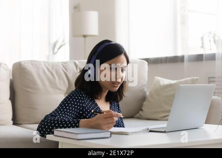 Fokussierte junge koreanische asiatische Frau studieren entfernt. Stockfoto