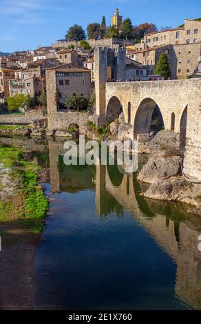 Mittelalterliche Brücke von Besalu. Blick vom Stadteingang. Garrotxa, Girona, Katalonien, Spanien Stockfoto