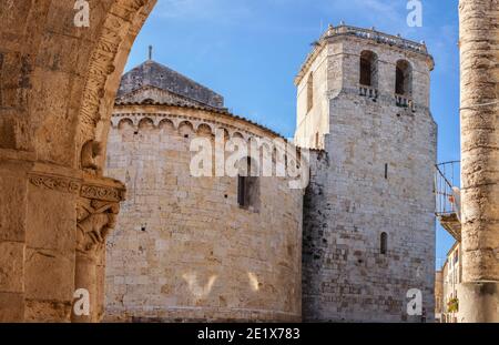 Kirche von Sant Julia vom Alten Krankenhaus aus gesehen, Besalu. Garrotxa, Girona, Katalonien, Spanien Stockfoto