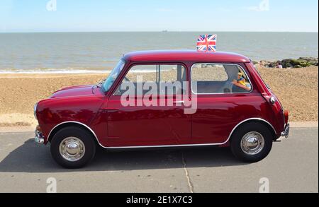 Classic Red Austin Mini-Motorwagen auf Felixstowe Strandpromenade geparkt. Stockfoto