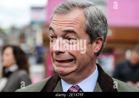 18/04/16. Sheffield, Großbritannien. UKIP-Führer Nigel Farage besucht Sheffield, um Steve Winstone’s Kampagne in der Brightside & Hillsborough von Sheffield zu unterstützen. Stockfoto