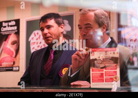 18/04/16. Sheffield, Großbritannien. UKIP-Führer Nigel Farage macht eine Shush-Geste während eines Besuchs in Sheffield, um Steve Winstone Kampagne in der Sheff unterstützen Stockfoto