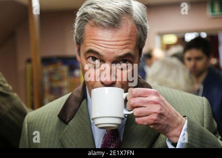 18/04/16. Sheffield, Großbritannien. UKIP-Führer Nigel Farage besucht Sheffield, um Steve Winstone’s Kampagne in der Brightside & Hillsborough von Sheffield zu unterstützen. Stockfoto