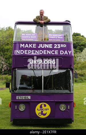 25/05/16. Stocksbridge, Großbritannien. Nigel Farage im Vorfeld des EU-Referendums auf dem UKIP-Bus in Stocksbridge, South Yorkshire. Stockfoto