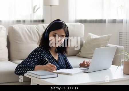 Fokussierte junge vietnamesische koreanische Frau hören pädagogische Vorlesung. Stockfoto