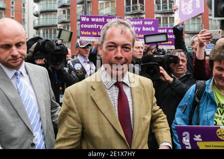 01/06/16. Leeds, Großbritannien. Nigel Farage kommt in Leeds, West Yorkshire, während einer Kampagne im Vorfeld des EU-Referendums an. Stockfoto