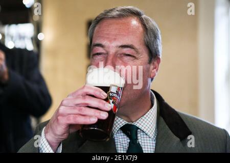 05/12/16. Sleaford, Großbritannien. Der ehemalige UKIP-Führer Nigel Farage trinkt ein Pint Bier in einem Pub in Sleaford, Lincolnshire, mit Victoria Ayling, der Kandidatur des UKIP Stockfoto