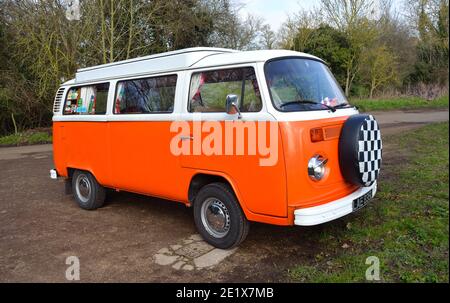 Classic VW Camper Van in Weiß und Orange. Stockfoto