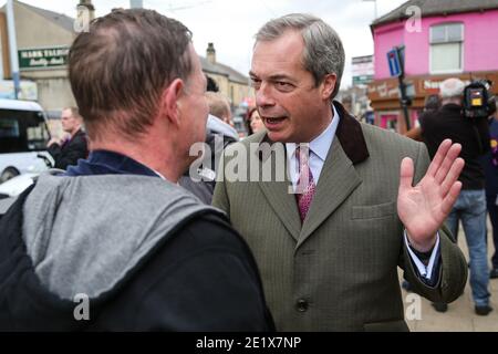 18/04/16. Sheffield, Großbritannien. UKIP-Führer Nigel Farage besucht Sheffield, um Steve Winstone’s Kampagne in der Brightside & Hillsborough von Sheffield zu unterstützen. Stockfoto