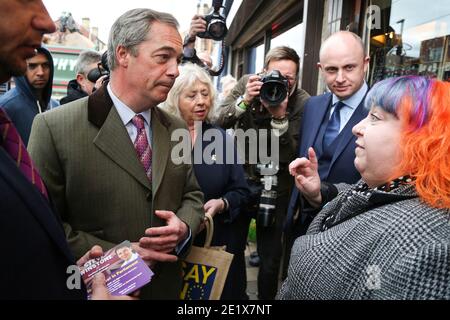 18/04/16. Sheffield, Großbritannien. UKIP-Führer Nigel Farage besucht Sheffield, um Steve Winstone’s Kampagne in der Brightside & Hillsborough von Sheffield zu unterstützen. Stockfoto