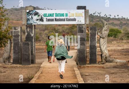 Komodo,Indonesien 11.November2019: Tourist, der durch ein Eingangstor auf Rinca Island im Komodo Nationl Park geht Stockfoto