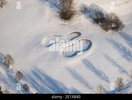 10. Januar 2021, Baden-Württemberg, Königsbach-Stein: Spuren im Schnee sind auf einem schneebedeckten Golfplatz bei Königsbach-Stein zu sehen (Luftaufnahme aus einem Flugzeug). Foto: Uli Deck/dpa Stockfoto