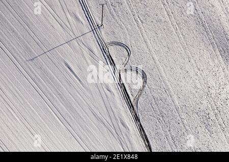 Bruchsal, Deutschland. Januar 2021. Spuren können im Schnee auf einem schneebedeckten Feld in der Nähe von Bruchsal gesehen werden (Luftaufnahme aus einem Flugzeug). Quelle: Uli Deck/dpa/Alamy Live News Stockfoto